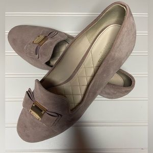 Cole Haan 8.5 women’s suede flat. Cute mauve color with a gold bow.